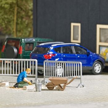 Pflastersteine verlegen, Action-Set mit Bauarbeiter, Absperrgitter, Schubkarren, Eimer und Werkzeug