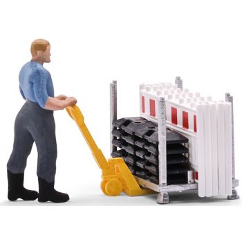 Schrankenzaun-Transport, der Arbeiter führt einen Hubwagen, auf dem ein Transportgestell samt Schrankenzäume mit Fußplatten verladen sind, Action-Set