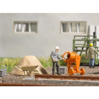 Beton mischen, Set mit Betonmischer, Schubkarren, Sandhaufen, Werkzeug, Werkzeugkisten, Bezinkanister, Sandbelchen, Kabelrolle und Bauarbeiter