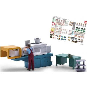 Spritzgussmaschine, Mechaniker beim Einrichten einer Spritzgussmaschine, Set mit Figur, Spritzgussmaschine, Werkbank, Werkzeugwagen und Schraubstock