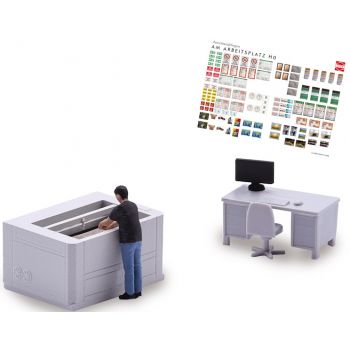 Lasermaschine, Alles unter Kontrolle! Die Mitarbeiterin steht an der Lasermaschine und prüft das Werkstück, mit Figur, Lasermaschine, Schreibtisch,