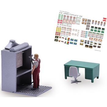 Lackierer mit Kabine, Lackierkabine mit Absaugung und eingehängten Platten zum Lackieren. Lackierer mit Sprühpistole, Werkbank und Bürostuhl