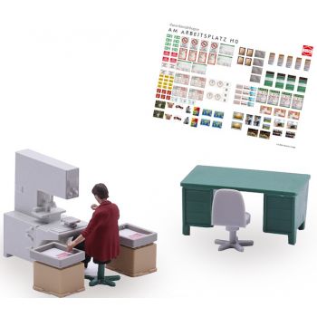 Tampondruckmaschine, Mitarbeiterin beim Einlegen und Prüfen von Bauteilen, Tampondruckmaschine mit Schreibtisch, Stuhl und Kisten