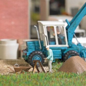 Erde durchsieben, Action-Set mit Arbeiter mit Schaufel und Durchwurfsieb, Sandhaufen, Schubkarren, Eimer und Spitzhacke