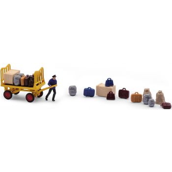 Startbereit, der Bahnmitarbeiter zieht eine beladene Gepäckkarre an der Zuggabel weiter zu den nächsten Gepäckstücken