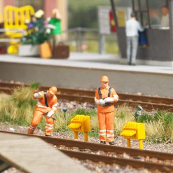 Rangierer mit Fernsteuerung und Wagenmeister bei der Wagenkontrolle, inklusive 2 Hemmschuhständer, Action-Set