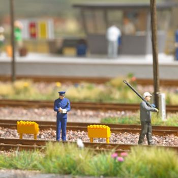 Rangierer mit Zettelblock und Wagenmeister mit Entkupplungsstange in Arbeitskleidung, inklusive 2 Hemmschuhständer, Action-Set