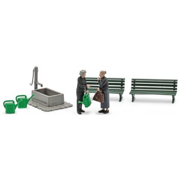 Witwentreffen, 2 ins Gespräch vertiefte Damen mit Gießkanne bzw. Handtasche, 2 Parkbänke, Brunnen mit Schengelpumpe, 2 weitere Gießkannen