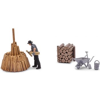 Köhler bei der Arbeit, Köhler formt sorgfältig einen Holzkegel für den Kohlenmeiler, 4 Baumstümpfe, Holzstapel, Schubkarren und Werkzeug, Action-Set