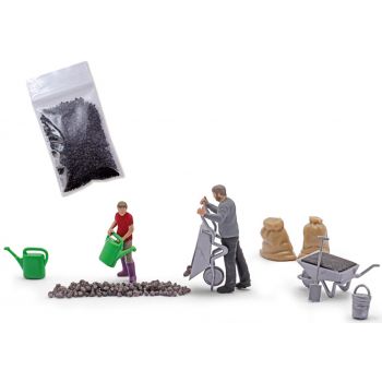 Heiße Kohlen, Mann und Kind bei den Löscharbeiten, 2 Schubkarren, 2 Gießkannen, Werkzeug und 2 Kohlesäcke