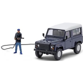 An der Autowaschbox, Set mit fertig bemalter Figur, Hochdruckreiniger, Land Rover Defender 90 (Farbe vom Fahrzeug kann von der Abbildung abweichen)