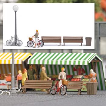 Gemüseeinkauf, Frau die ihr Fahrrad schiebt, im Fahrradkorb befindet sich frisches Gemüse vom Markt, reichhalties ausgestattes Set