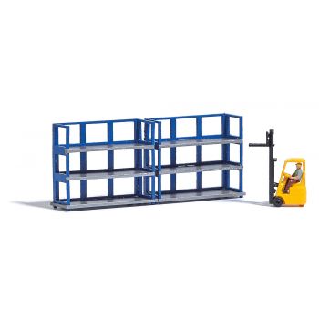 Gabelstapler mit Hochregal. Mit Gabelstaplerfahrer. Größe Regal: 51 x 9 x 21 mm.