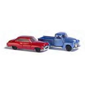 Zwei Modelle: Chevy Pick-up, blaumetallic und Buick, rotmetallic