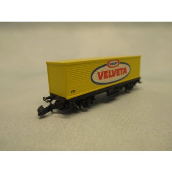 Kraft Velveta (Containerwagen), in spezieller Verpackung mit 2 Schienenstücken