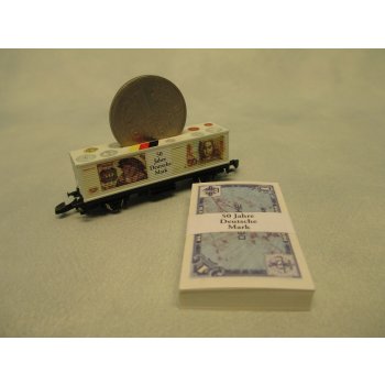 50 Jahre Deutsche Mark, wechselseitige Bedruckung mit Abbildung von Geldnoten, Dachbedruckung mit Deutschlandflagge und Münzen, DM-Stück im Dach