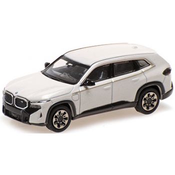 BMW XM, weiß metallic, Baujahr 2023