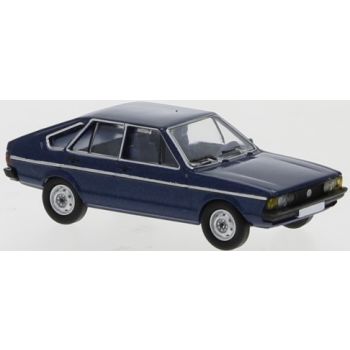 VW Passat B1 Fließheck 4-türig mit Doppelscheinwerfern, dunkelblau metallic, Baujahr 1977, von PCX
