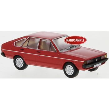 VW Passat B1 Fließheck 4-türig mit Doppelscheinwerfern, rot, Baujahr 1977, von PCX