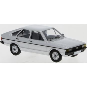 VW Passat B1 Fließheck 4-türig mit Rechteckscheinwerfern, silber, Baujahr 1977, von PCX