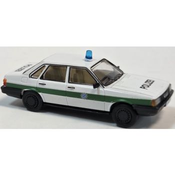 Audi 80 B2 (Typ 85), Polizei Bayern, weiß/grün, Fahrzeug aus dem Eberhofer-Kultkrimi 