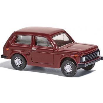 Lada Niva, weinrot, Spur TT