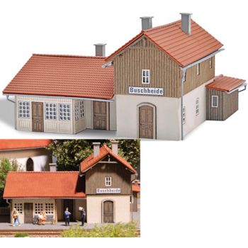 Bahnhof mit angebautem Warteraum und Holzschuppen als Anbau, fertig koloriert, Bausatz, Größe 125 x 110 x 62 mm, Spur TT