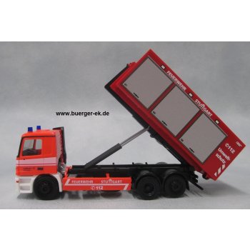 Mercedes-Benz Actros M '96, Wechsellader der Berufsfeuerwehr Stuttgart beladen mit Abrollbehälter 