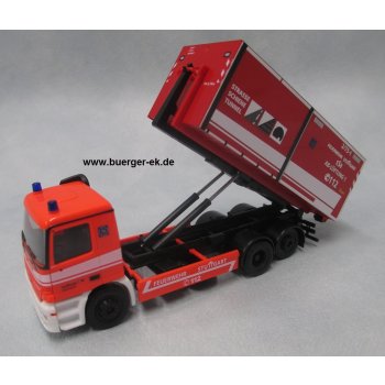 Mercedes-Benz Actros M '96 mit neuem EU-Symbol, Wechsellader der Berufsfeuerwehr Stuttgart beladen mit Abrollbehälter 