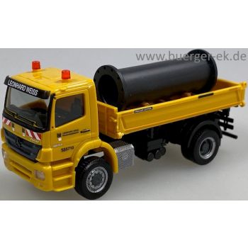 Mercedes-Benz Axor Dreiseitenkipper Leonhard Weiss beladen mit schwarzem Großrohr auf Kanthölzern - 555710, Bauunternehmung Göppingen