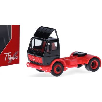 Mercedes-Benz NG80 Solozugmaschine mit Dachspoiler, schwarz mit rotem Fahrgestell, rotem Kühlergrill und rot/schwarzen Felgen - SpiWa / 75 Jahre Herpa