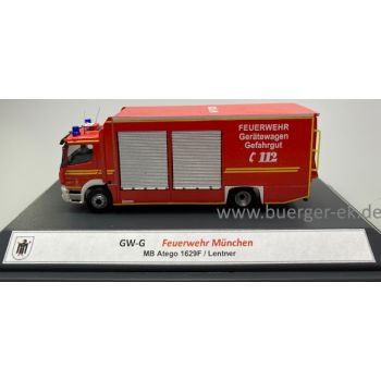 Mercedes-Benz Atego GW-G Feuerwehr München Gerätewagen Gefahrgut, Wache 7 - M-F 1233 in Dekovitrine, detailliertes Handarbeitsmodell !